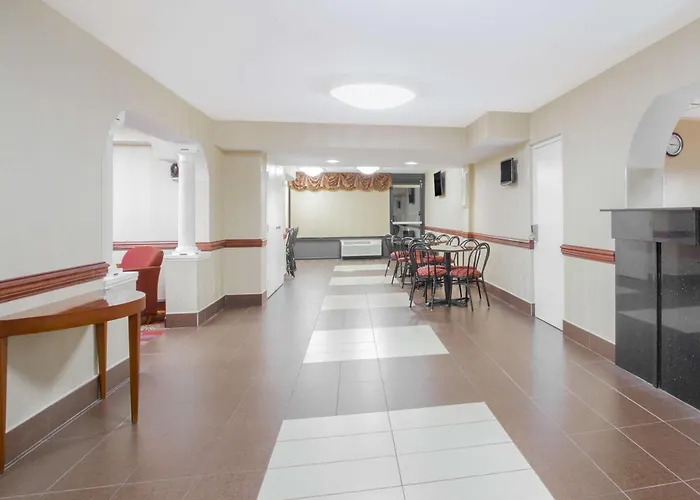 Ramada By Wyndham Edgewood Hotel & Conference Center